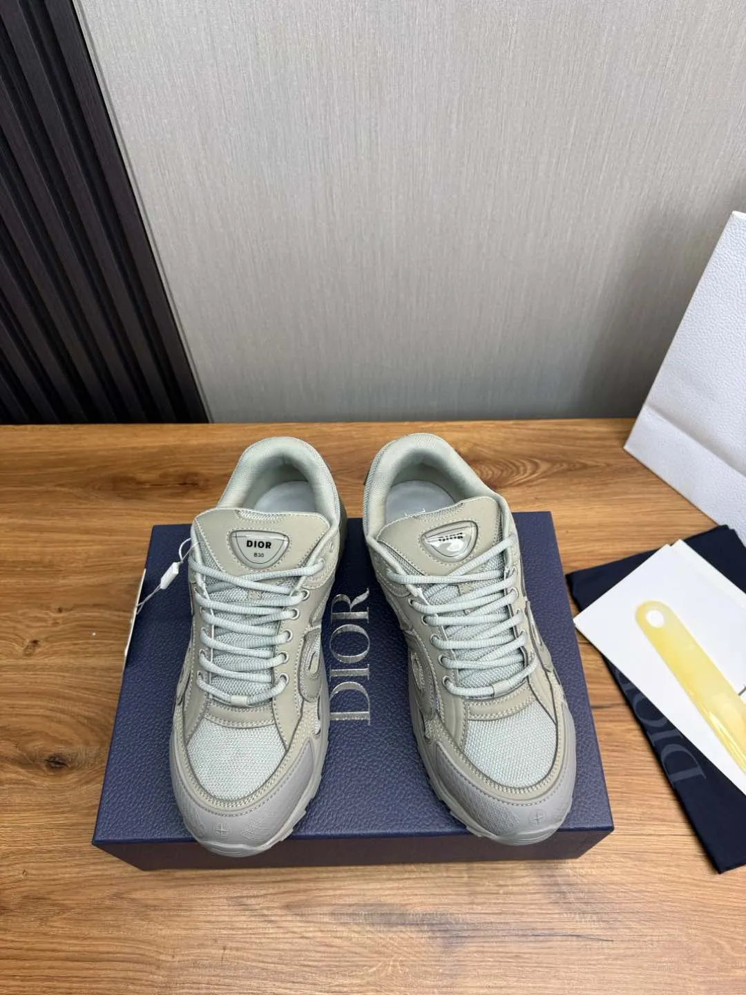 Men's men's shoes 💰740💰 D's Dior ~ New B30 Couple 👫 low-top sneakers ✅ are carefully made of gray mesh fabric and white technical fabric, decorated with reflective "CD30" graphic logo, and "DIO ~ B30" and "CD30" logos on the heel and tongue. An extra-light, sculpted rubber sole with signature accents adds style, while internal stretch details create ideal comfort. It can be matched with various casual styles to show the fashionable and modern sports style〰️ Size: 35-40 (customized at 40 for women) 39-45 (customized at 38.45 for men)